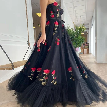 UZN Novi dolazak Crno je lijepo haljinu za maturalnu večer od satena i tila Elegantna večernja haljina sa cvjetnim aplikacije trapeznog oblika Plus size Večernja haljina
